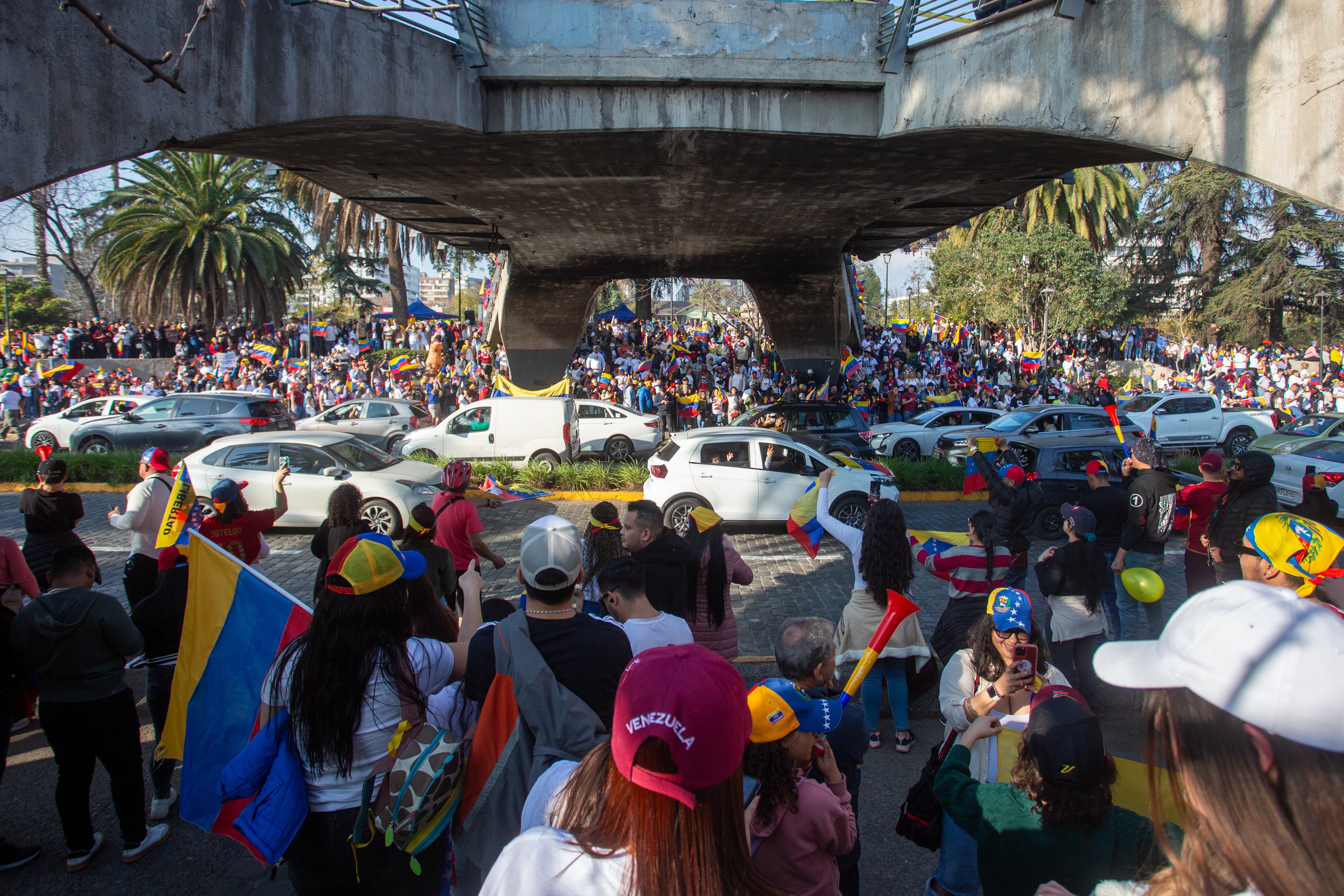 28 DE JULIO DEL 2024 / SANTIAGO
Manifestantes Venezolanos residentes en Chile se manifiestan en contra del gobierno de su país en la plaza Ines de Suárez, a unos pasos de la embajada Venezolana en medio de las elecciones presidenciales de dicho pais.
FOTO: LUKAS SOLIS / AGENCIAUNO