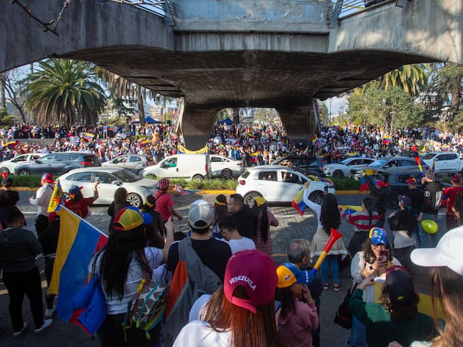 28 DE JULIO DEL 2024 / SANTIAGO
Manifestantes Venezolanos residentes en Chile se manifiestan en contra del gobierno de su país en la plaza Ines de Suárez, a unos pasos de la embajada Venezolana en medio de las elecciones presidenciales de dicho pais.
FOTO: LUKAS SOLIS / AGENCIAUNO