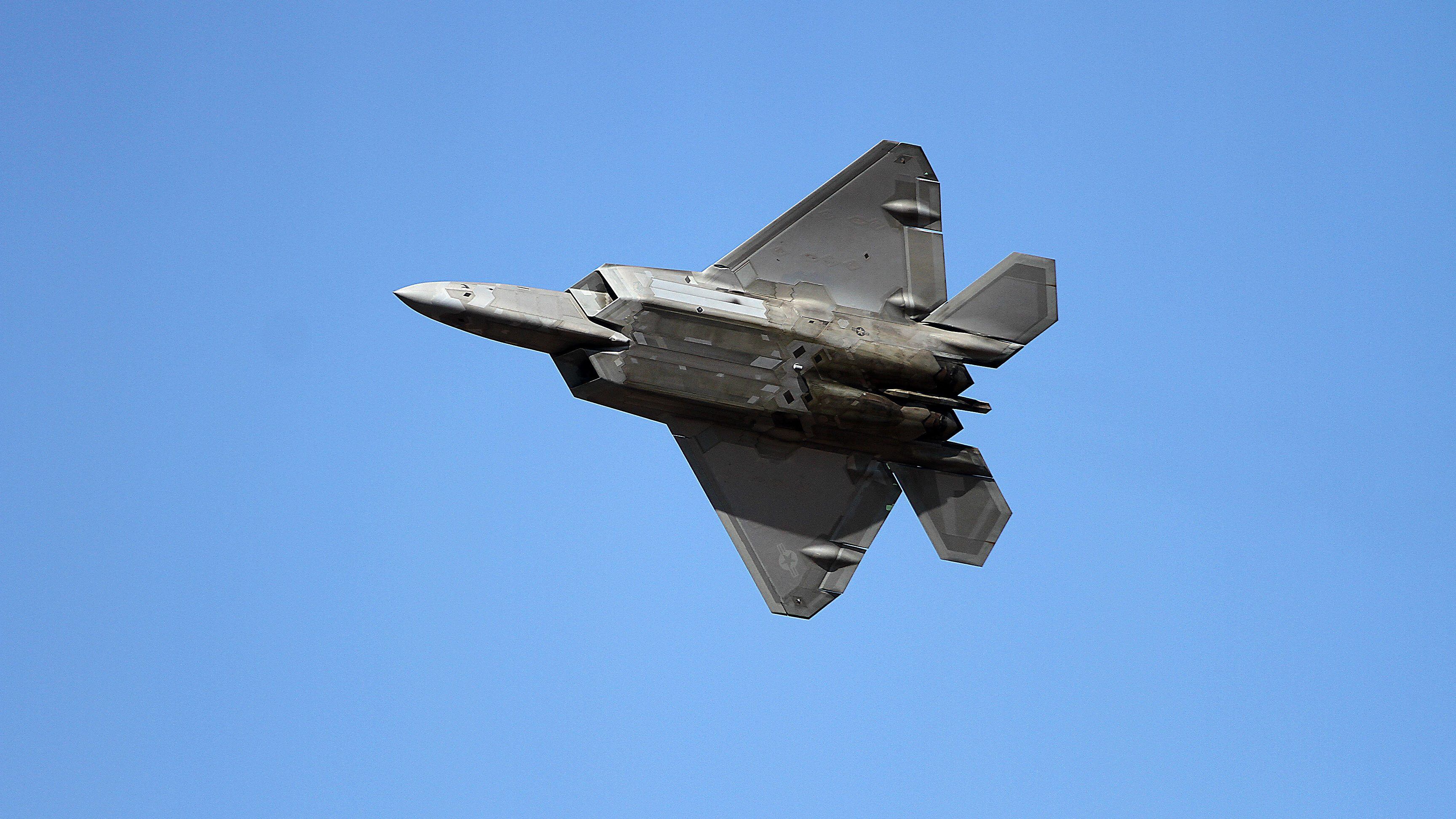 3 de ABRIL de 2018 / SANTIAGOEl avión de combate F-22 RAPTOR, de la Fuerza Aérea estadounidense, realiza un vuelo de exhibición en la Fidae 2018. 
FOTO: HANS SCOTT / AGENCIAUNO