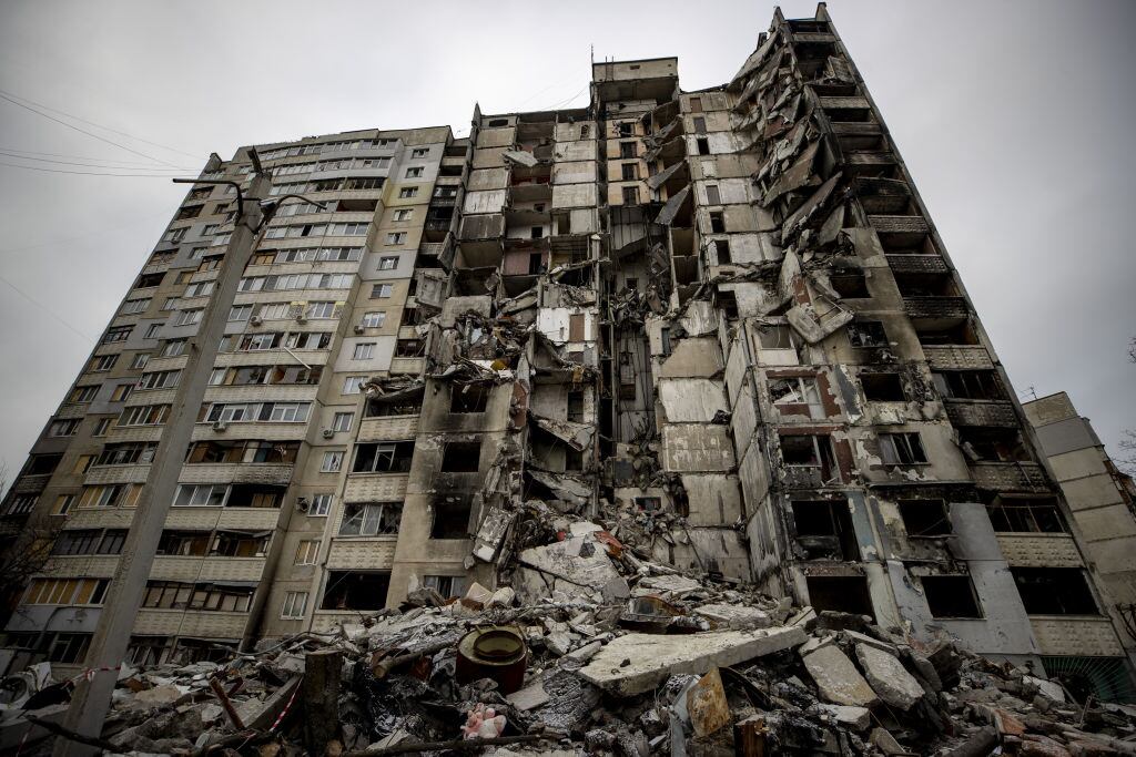 Un edificio destruido por los misiles en la ciudad de Járkov en Ucrania