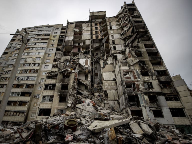 Un edificio destruido por los misiles en la ciudad de Járkov en Ucrania
