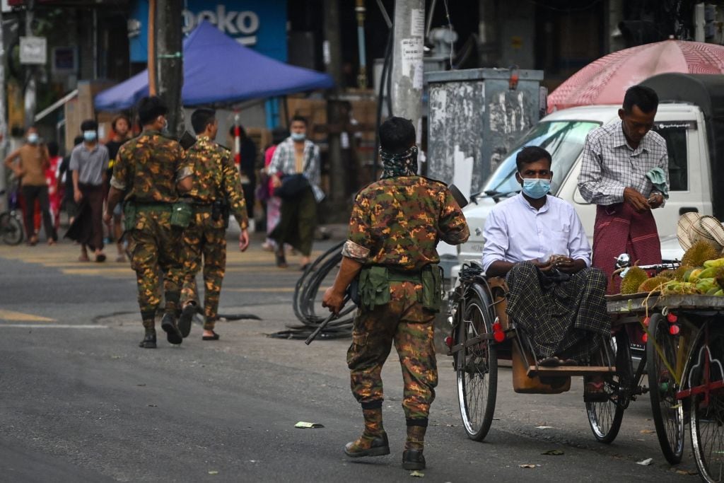 Militares de Myanmar vigilan las calles para impedir protestas
