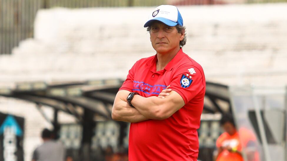 Huachipato confirma que Mario Salas no sigue en la banca: el vínculo finalizó por "mutuo acuerdo"
