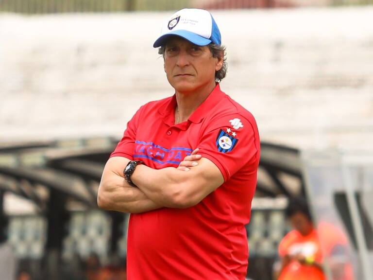 Huachipato confirma que Mario Salas no sigue en la banca: el vínculo finalizó por "mutuo acuerdo"