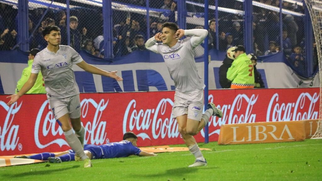 Thomas Galdames anota su primer gol en Argentina para el empate de Godoy Cruz con Vélez Sarsfield