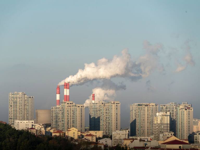 Industria china lanza gases contaminantes en la provincia de Shandong