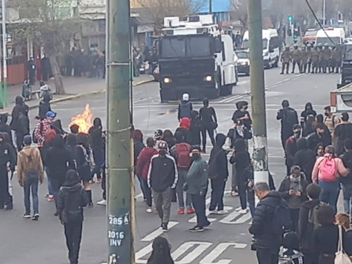 Protesta de estudiantes en Valparaíso termina en enfrentamientos con Carabineros