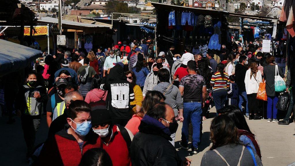15 DE AGOSTO DE 2020/QUILPUEGran cantidad de personas realiza compras en la feria de El Belloto, en Quilpue, en medio de la pandemia por el Coronavirus.
FOTO: SANTIAGO MORALES/AGENCIAUNO