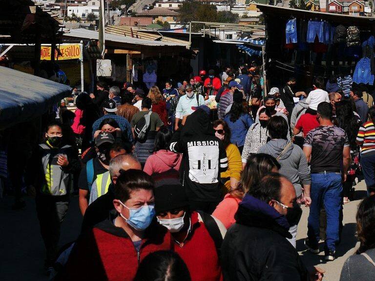 15 DE AGOSTO DE 2020/QUILPUEGran cantidad de personas realiza compras en la feria de El Belloto, en Quilpue, en medio de la pandemia por el Coronavirus.
FOTO: SANTIAGO MORALES/AGENCIAUNO