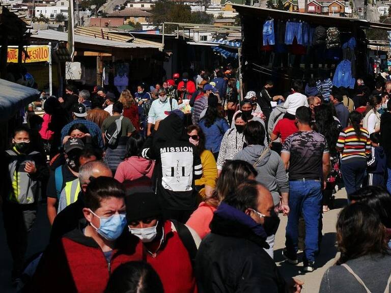 15 DE AGOSTO DE 2020/QUILPUEGran cantidad de personas realiza compras en la feria de El Belloto, en Quilpue, en medio de la pandemia por el Coronavirus.
FOTO: SANTIAGO MORALES/AGENCIAUNO
