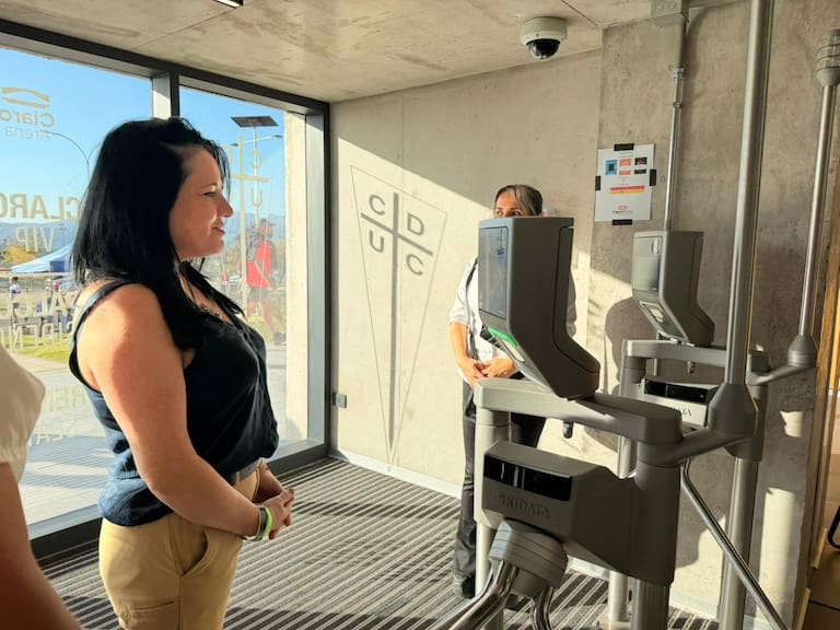 Futura ministra de Seguridad visitando estadio Claro Arena de Universidad Católica.