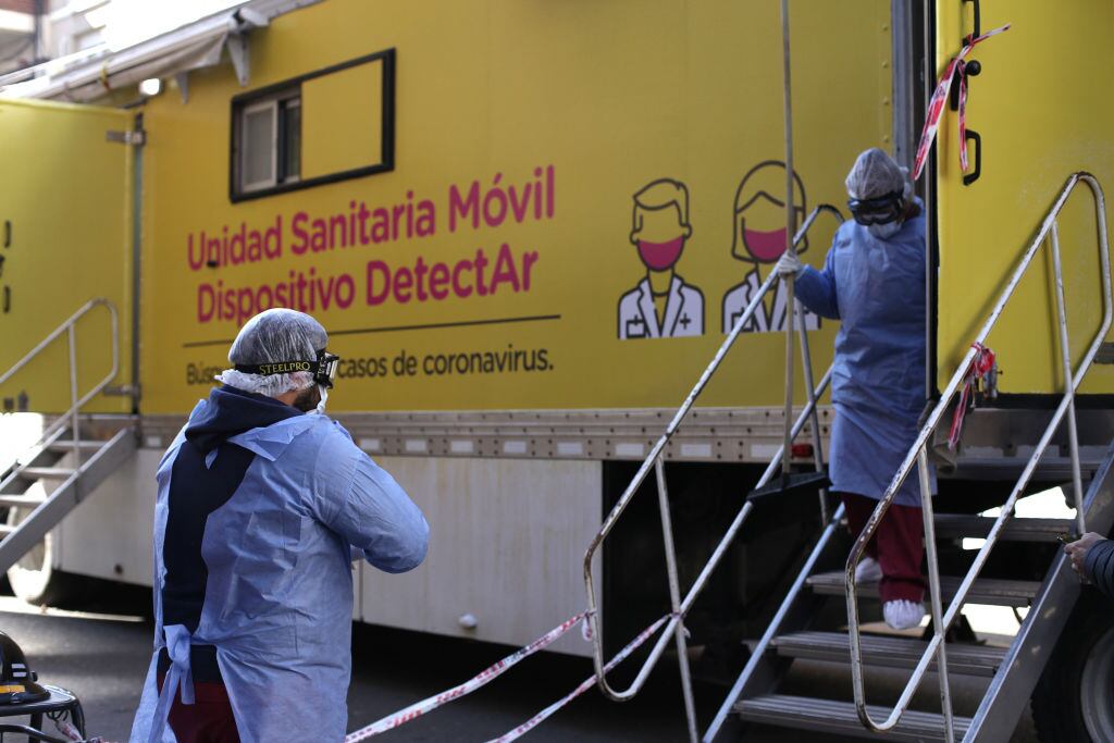 Trabajadores de la salud realizan test del Covid-19 en Buenos Aires