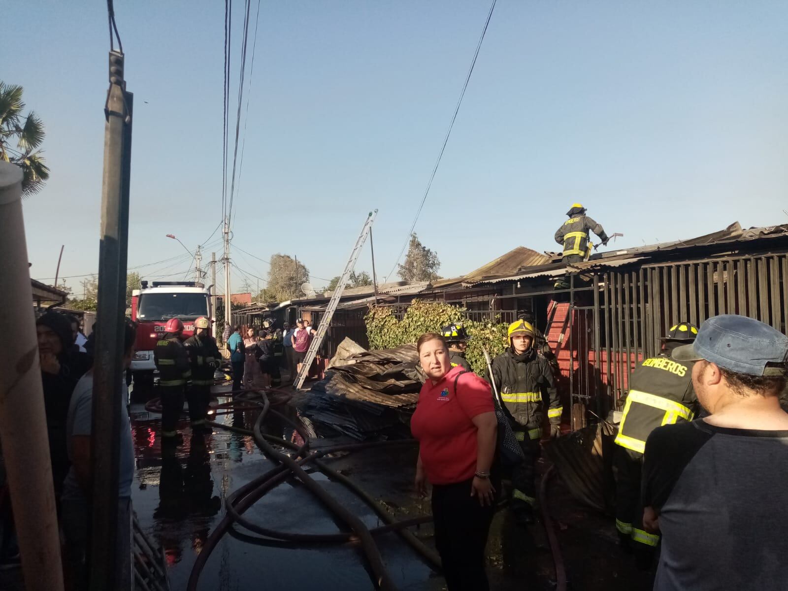 Bomberos y afectados en el lugar. / ADN.cl