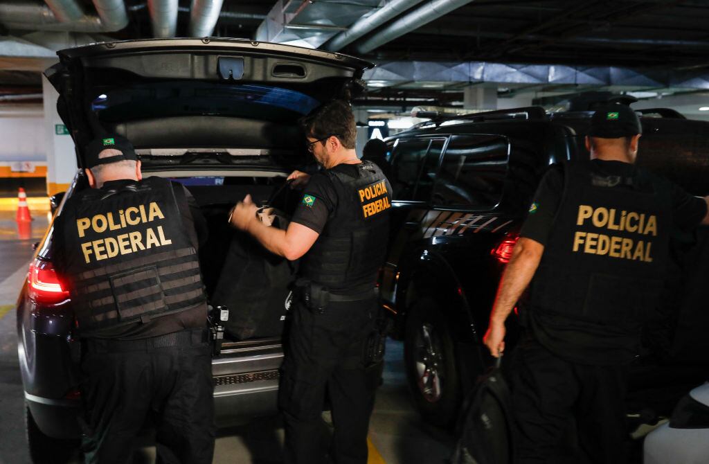 Miembros de la Policía Federal de Brasil durante una investigación en la ciudad de Brasilia.