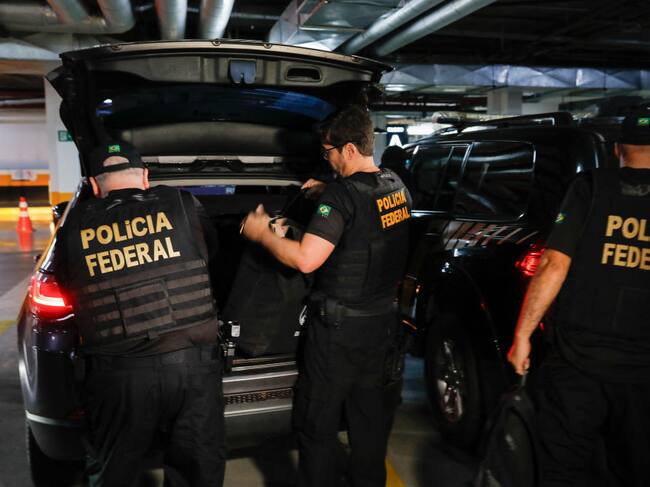 Miembros de la Policía Federal de Brasil durante una investigación en la ciudad de Brasilia.