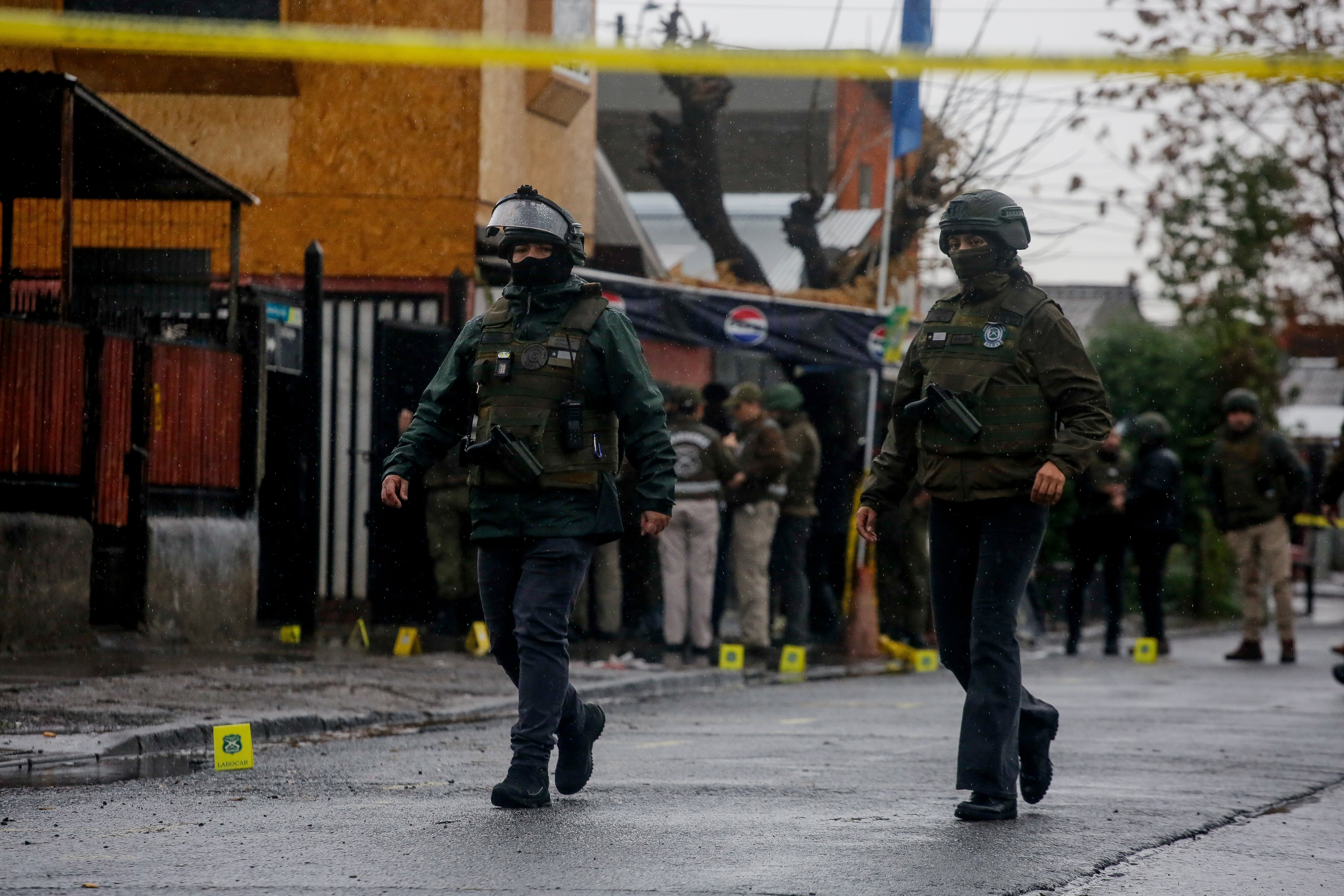 17 de julio de 2026/LO ESPEJO
Carabineros realiza peritajes en calle Cooperación, en la comuna de Lo Espejo, luego de que un sujeto armado disparara en contra de funcionarios policiales e hiriera a dos de ellos.
FOTO: HANS SCOTT/AGENCIAUNO