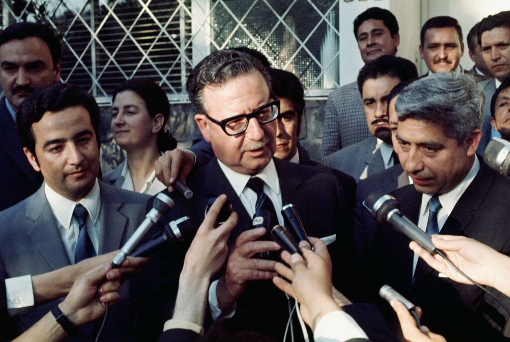 Salvador Allende en el jardín de su hogar atiende a los medios
