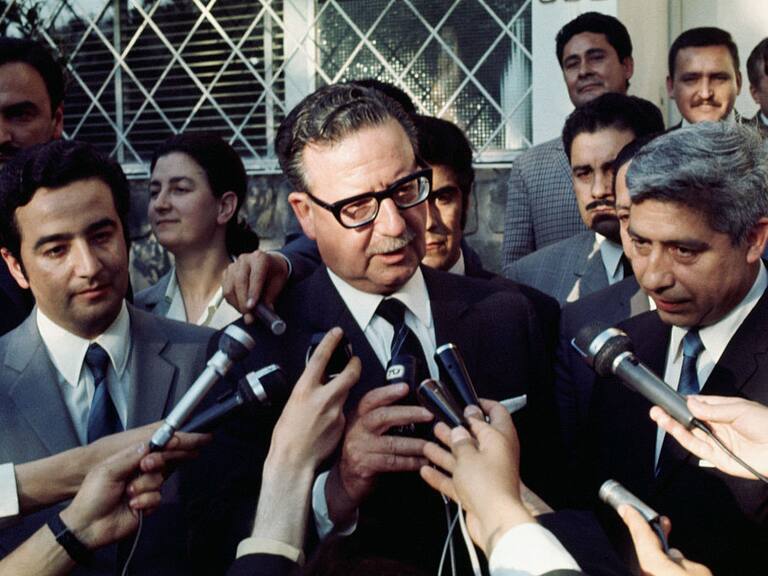 Salvador Allende en el jardín de su hogar atiende a los medios