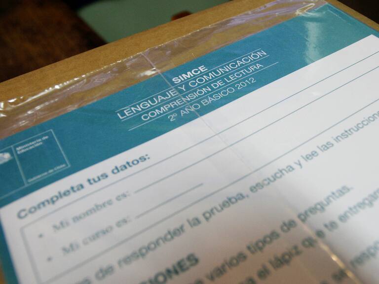 23 de Octubre de 2012/ SANTIAGOUn ejemplar de la prueba Simce descansa en un pupitre de la escuela Básica Alexander Graham Bell, en la comuna de Pudahuel, donde alumnos rindiero la primera prueba de comprensión de lectura para 2° Básico.
FOTO: FRANCISCO CASTILLO/AGENCIAUNO