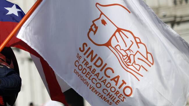 17 de Junio de 2022/SANTIAGOLos trabajadores de la Divisin Ventanas llegaron hasta el Palacio de La Moneda a esperar las definiciones del directorio de CODELCO para las inversiones que permitan asegurar el futuro de su Fundicin y Refinera.
FOTO: CRISTOBAL ESCOBAR/AGENCIAUNO