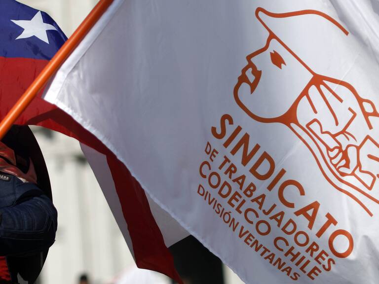 17 de Junio de 2022/SANTIAGOLos trabajadores de la Divisin Ventanas llegaron hasta el Palacio de La Moneda a esperar las definiciones del directorio de CODELCO para las inversiones que permitan asegurar el futuro de su Fundicin y Refinera.
FOTO: CRISTOBAL ESCOBAR/AGENCIAUNO