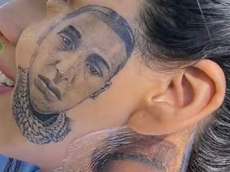 Una tiktokera descubrió que su novio le era infiel y se lo tatuó en la cara: «Sé que volverá»