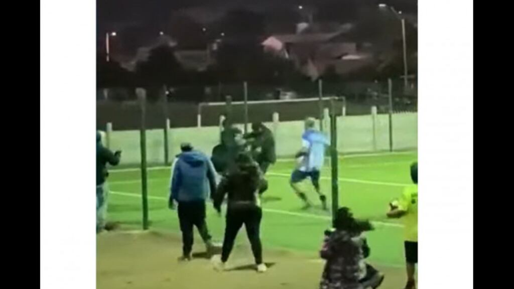 Árbitro es agredido por jugadores en partido de fútbol amateur en Monte Patria