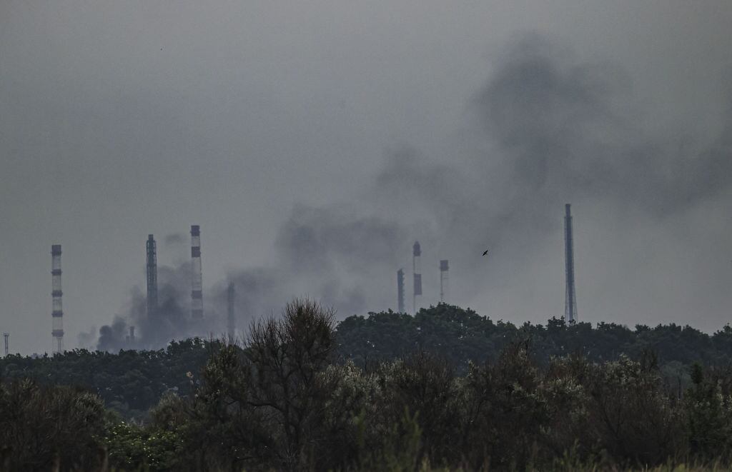 El humo se levanta sobre la región de Lugansk en Ucrania tras un bombardeo