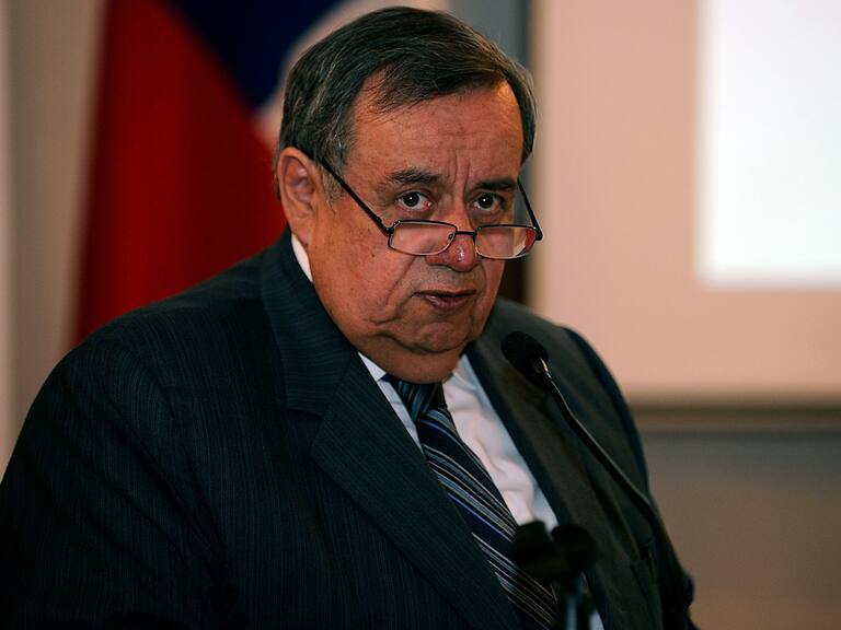 14 DE DICIEMBRE de 2015 /VALPARAISO Hernan Pinto ex alcalde de Valparaiso en a la exposición del Director Nacional del Instituto de Salud Pública, doctor y ex ministro Alex Figueroa para exponer en detalle las alternativas y exigencias que tienen los municipios para constituir una farmacia comunitaria.
FOTO : PABLO OVALLE ISASMENDI / AGENCIAUNO