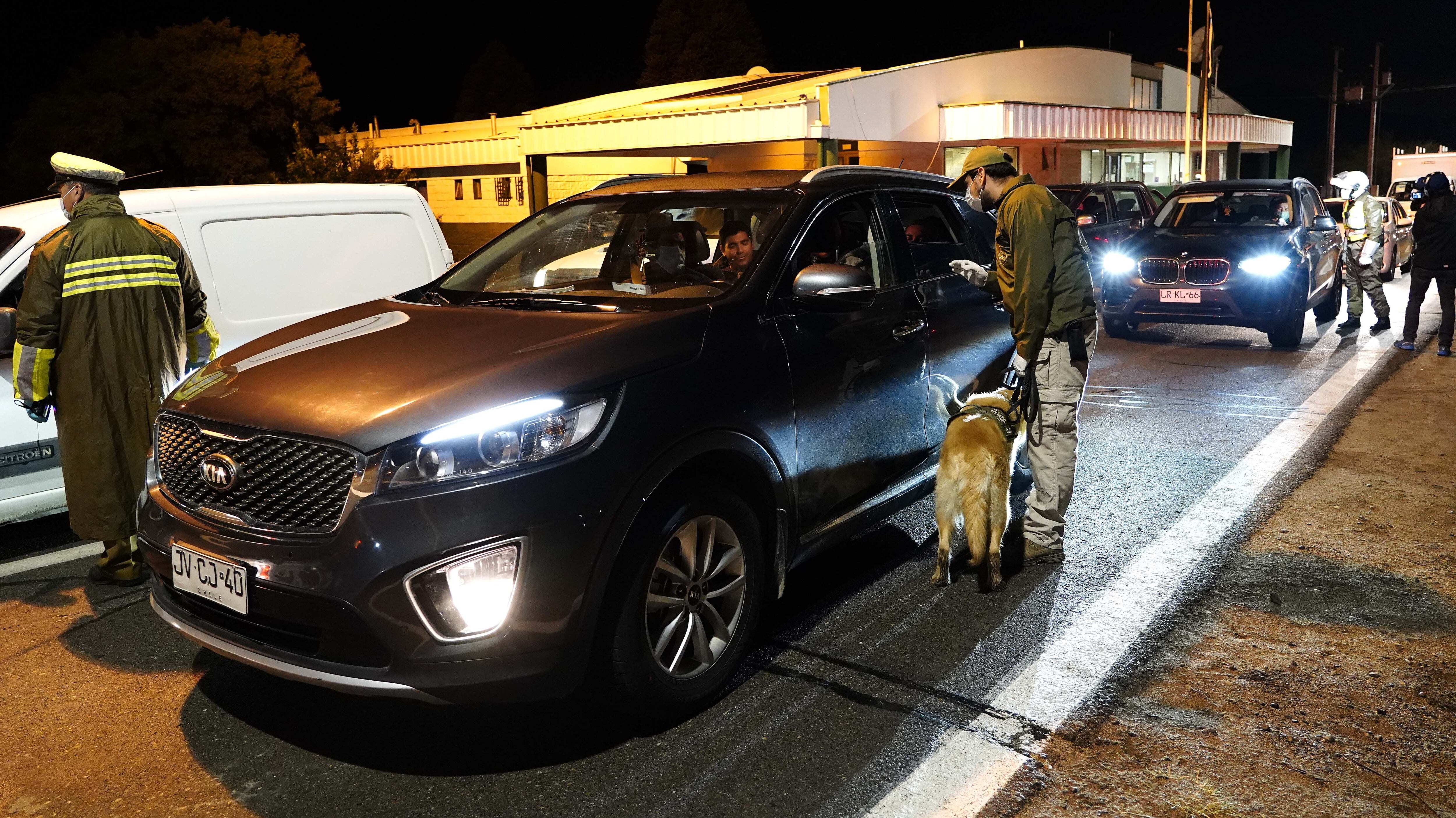 20 de Mayo de 2020/SANTIAGODos carabineros realizan un control a vehculos en el cordn sanitario en la Tenencia Carretera Curacav que ha dispuesto la autoridad previo al feriado de este jueves y el aumento de contagios por COVID-19 
FOTO:MARIO DAVILA /AGENCIAUNO