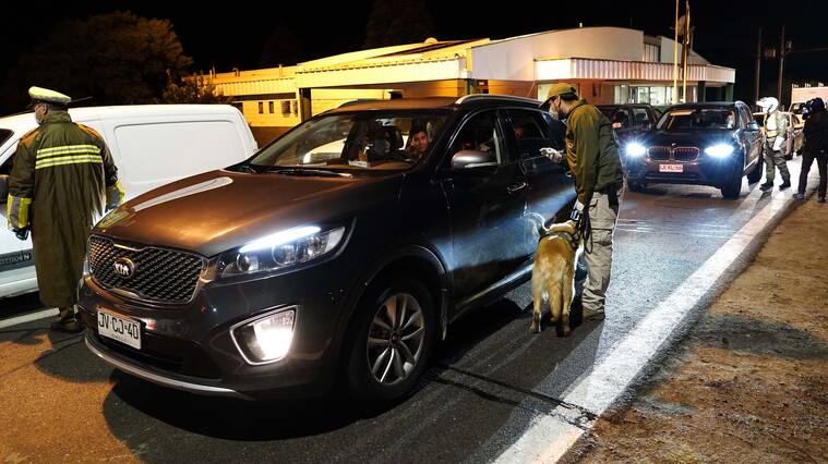 20 de Mayo de 2020/SANTIAGODos carabineros realizan un control a vehculos en el cordn sanitario en la Tenencia Carretera Curacav que ha dispuesto la autoridad previo al feriado de este jueves y el aumento de contagios por COVID-19
FOTO:MARIO DAVILA /AGENCIAUNO