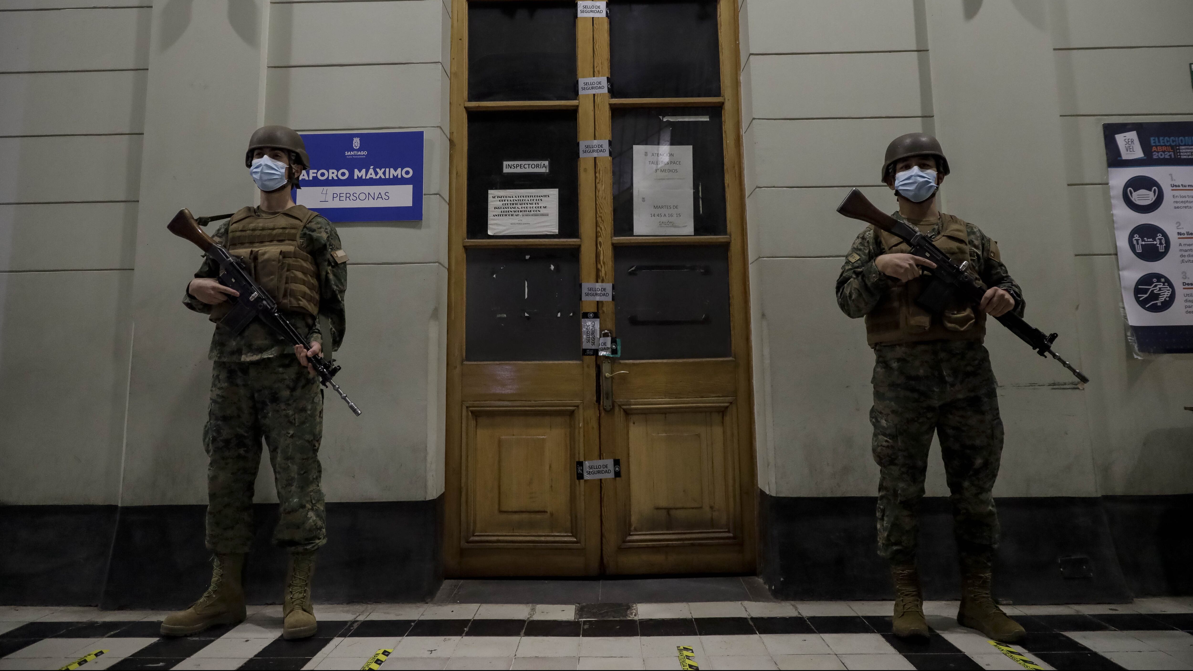 Ejército custodiando votos