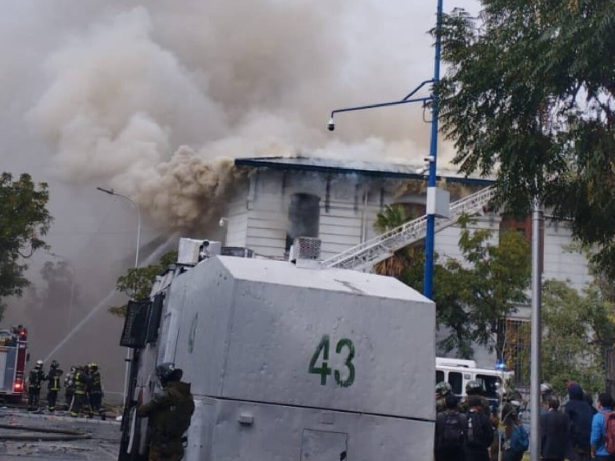 Municipalidad de Santiago presentará querella contra responsables de incendio en Liceo de Aplicación