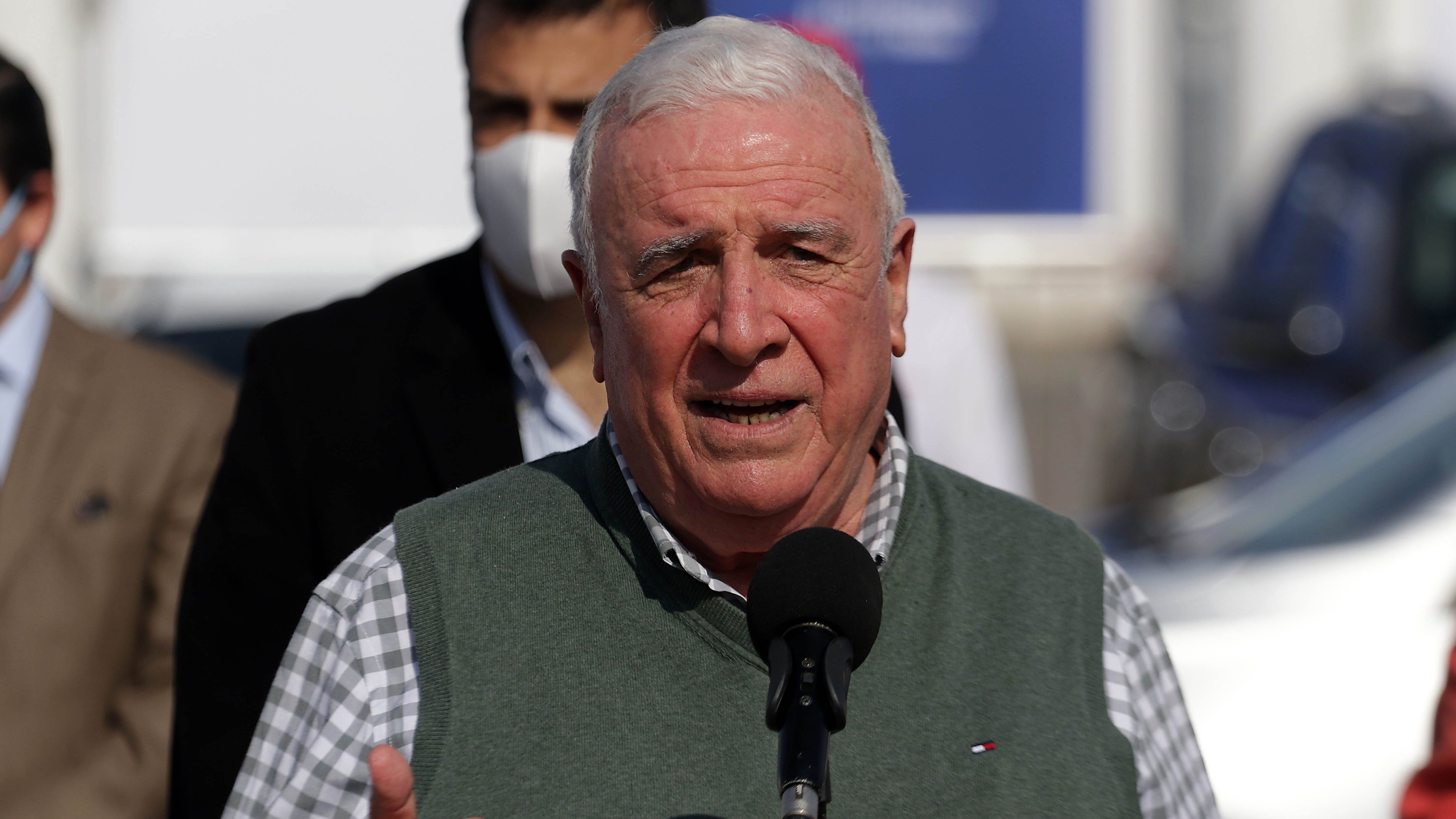 11 de Mayo del 2020/SANTIAGO Frente al Estadio Nacional, hacen entrega a varias comunas de la Region Metropolitana de vehículos para ser utilizados en atención domiciliaria de pacientes en el marco del plan Covid-19. En la imagen el alcalde de Ñuñoa, Andrés Zarhi
FOTO: FRANCISCO CASTILLO /AGENCIAUNO
