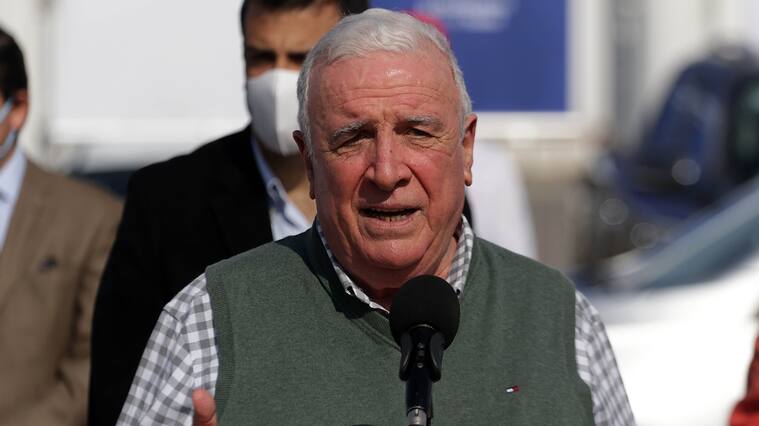 11 de Mayo del 2020/SANTIAGO Frente al Estadio Nacional, hacen entrega a varias comunas de la Region Metropolitana de vehículos para ser utilizados en atención domiciliaria de pacientes en el marco del plan Covid-19. En la imagen el alcalde de Ñuñoa, Andrés Zarhi
FOTO: FRANCISCO CASTILLO /AGENCIAUNO
