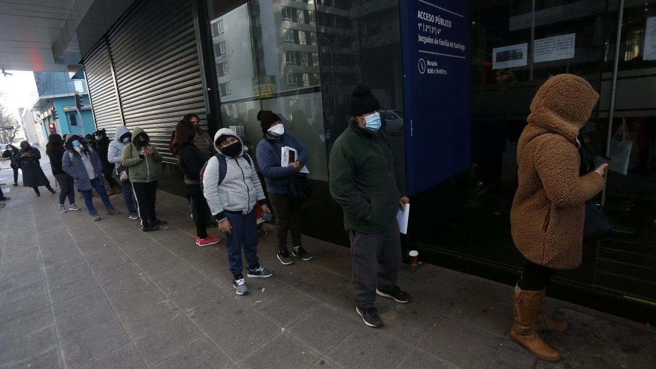 28 de Julio de 2020/SANTIAGO Varias personas esperan en una larga fila ser atendidos en juzgados de familia y realizar trmites para padres que deben pensiones de alimentos.
FOTO:Cristobal Escobar/Agencia UNO
