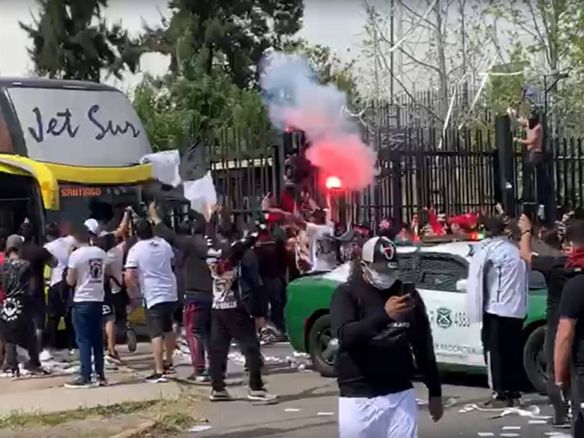 La caótica salida del bus de Colo Colo desde el Estadio Monumental hacia el aeropuerto de Pudahuel