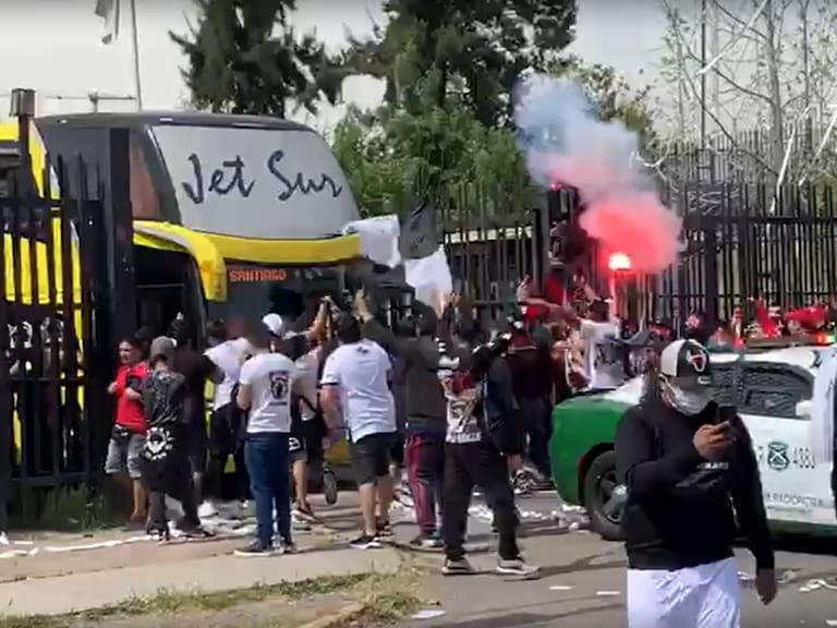 La caótica salida del bus de Colo Colo desde el Estadio Monumental hacia el aeropuerto de Pudahuel