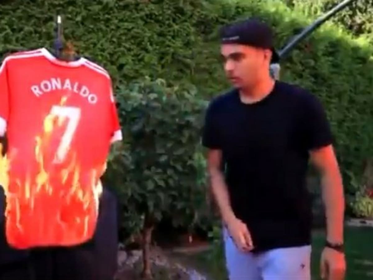 ¿Se la volverá a comprar? Hincha del Manchester United quemó una camiseta de Cristiano Ronaldo creyendo que firmaría en el Manchester City