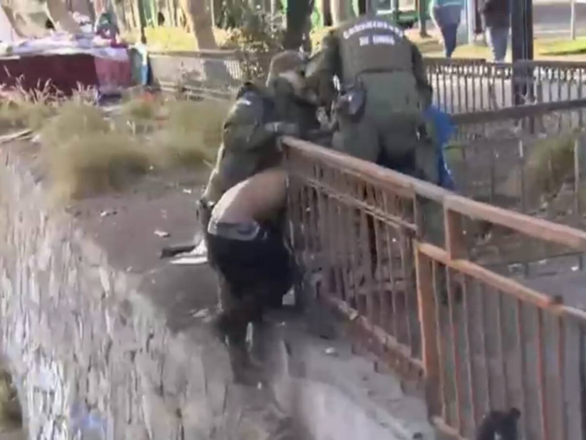Detienen a comerciante ambulante que intentó lanzarse al río Mapocho para evadir fiscalización de Carabineros en Santiago