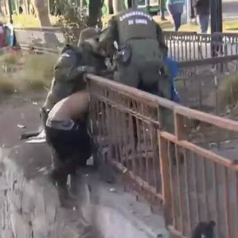 Detienen a comerciante ambulante que intentó lanzarse al río Mapocho para evadir fiscalización de Carabineros en Santiago