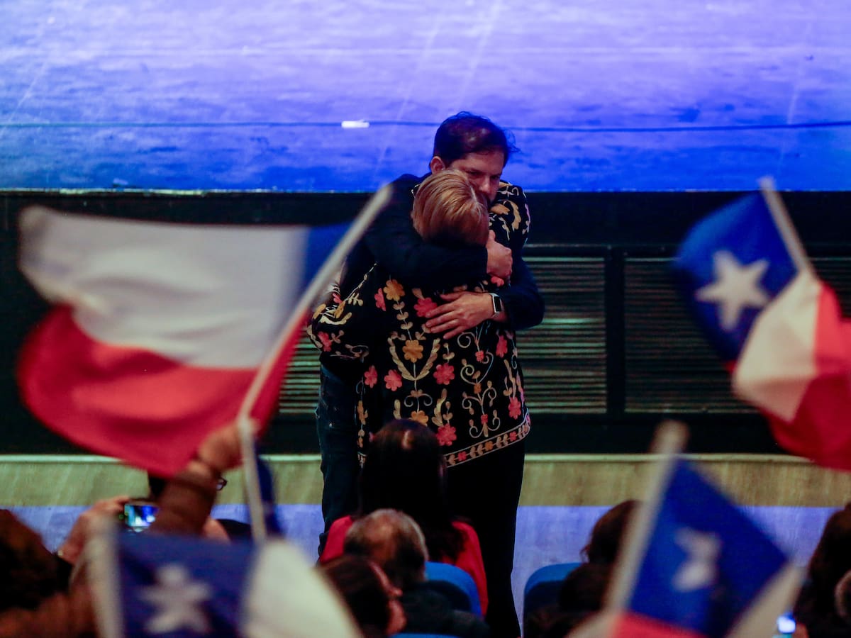 “Ataques por ser mujer y por su historia”: Gabriel Boric repudia las agresiones políticas contra la expresidenta Bachelet