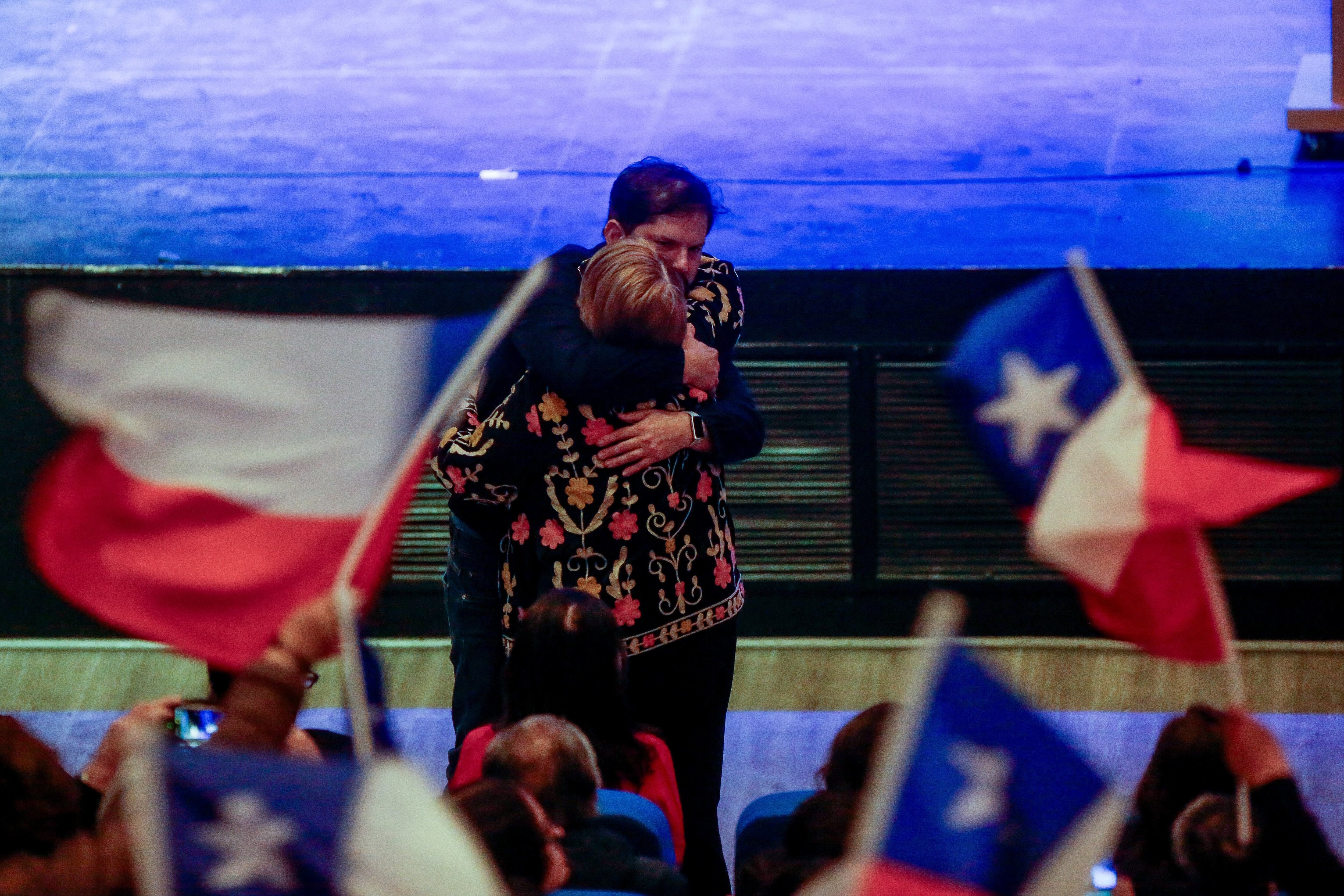 “Ataques por ser mujer y por su historia”: Gabriel Boric repudia las agresiones políticas contra la expresidenta Bachelet