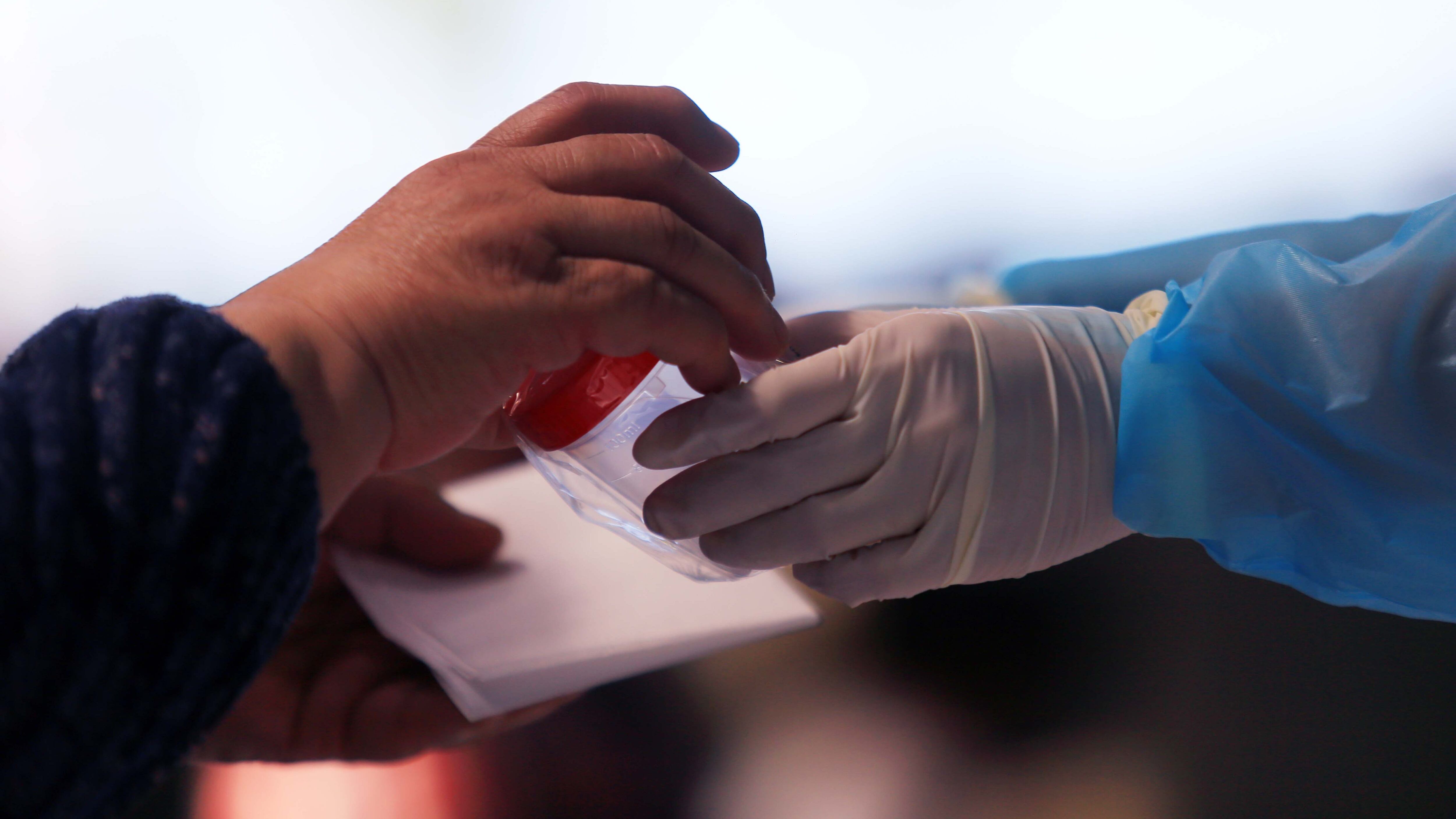 17 de octubre del 2020/SANTIAGO
, durante inicio al Plan de Testeo Masivo y Preventivo para Vocales de Mesa y Funcionarios que participarán en el proceso electoral en Estación Central. Durante la actividad se les tomará muestras a personas que trabajarán en el plebiscito con el Kit Rápido RNA Tipo PCR, que por medio de saliva en tres horas se detecta a individuos contagiados de Covid-19, incluidos asintomáticos, en medio de la pandemia de COVID-19
Fotos: JOSE FRANCISCO ZUÑIGA/ AGENCIAUNO