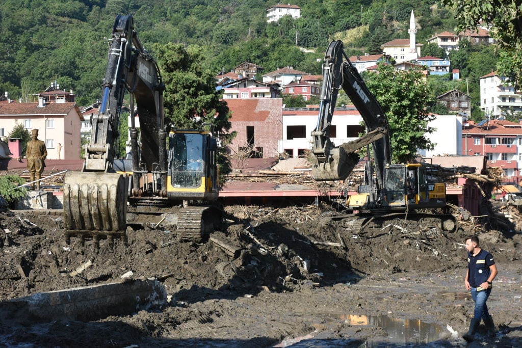 Maquinaria trabaja en los escombros que provocaron las riadas en Bozkurt