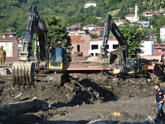 Maquinaria trabaja en los escombros que provocaron las riadas en Bozkurt