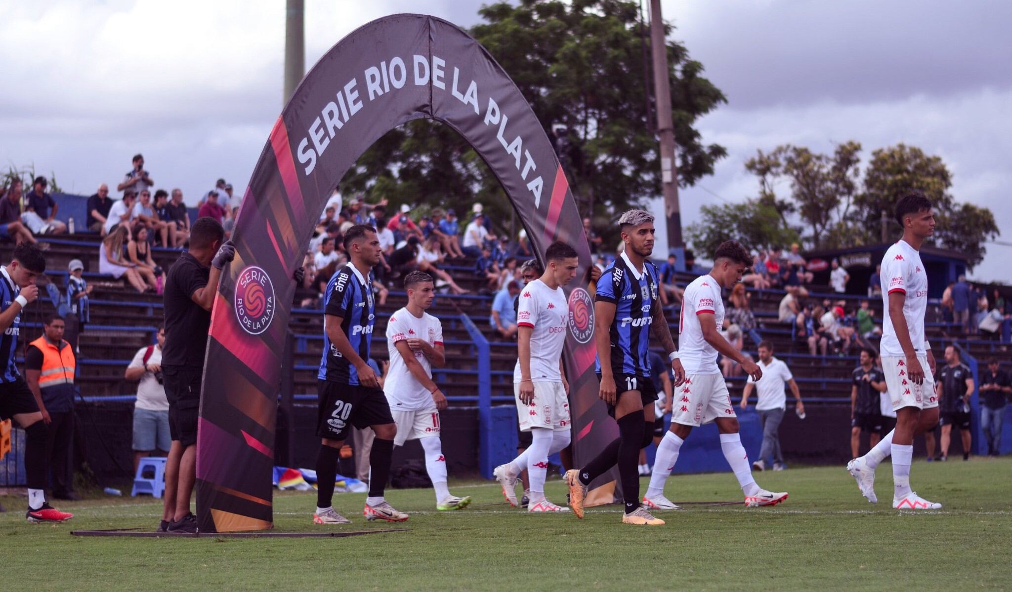 Leandro Garate debutó con un gol en su paso por Huracán | X: Serie Río de la Plata
