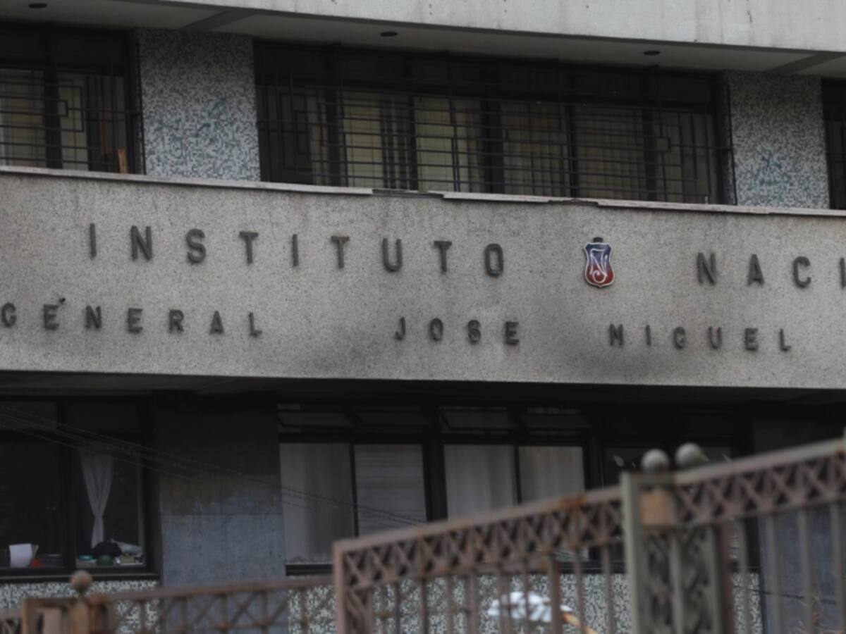 Instituto Nacional suspende clases tras recibir amenazas de eventual tiroteo para hoy viernes