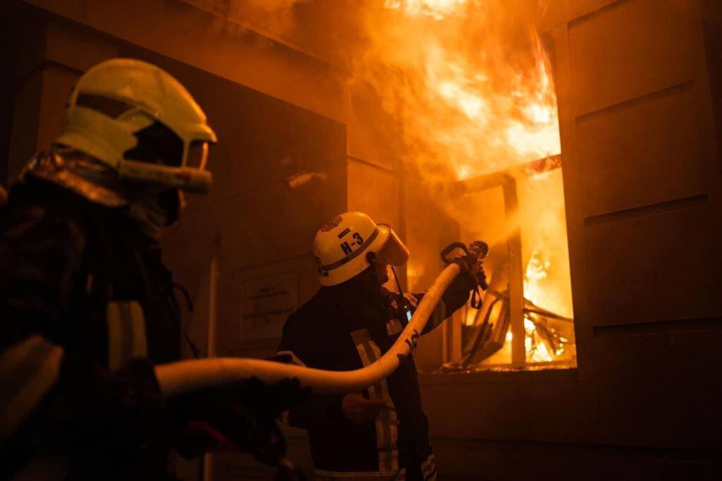 Bomberos buscan apagar el fuego tras ataque en Odesa de Ucrania