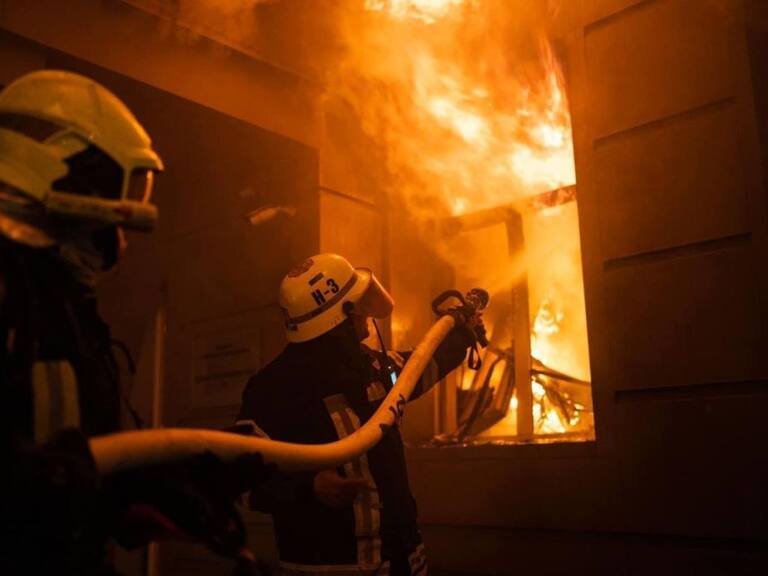 Voraz incendio arrasa con cuatro viviendas en el centro de Iquique